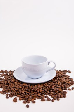 kahve çekirdeği beyaz kağıt arka plan üzerinde