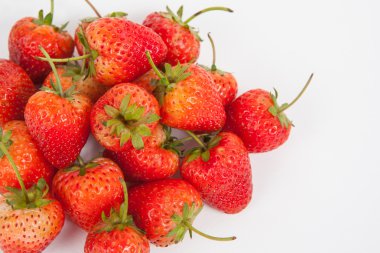 çilek beyaz kağıt arka plan üzerinde