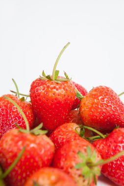 çilek beyaz kağıt arka plan üzerinde