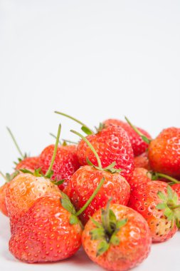 çilek beyaz kağıt arka plan üzerinde