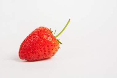 çilek beyaz kağıt arka plan üzerinde