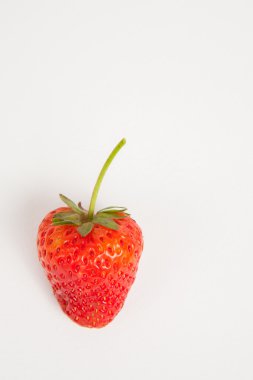 çilek beyaz kağıt arka plan üzerinde