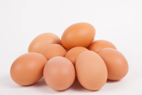 Kyckling ägg på vitboken bakgrund — Stockfoto