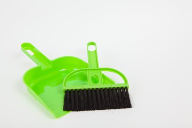 Çöp kepçe ve süpürge beyaz kağıt arka plan üzerinde