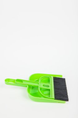 Çöp kepçe ve süpürge beyaz kağıt arka plan üzerinde