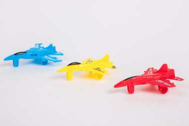 Beyaz Kağıt arka plan üzerinde oyuncak uçak 