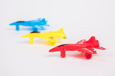 Beyaz Kağıt arka plan üzerinde oyuncak uçak 