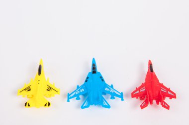 Beyaz Kağıt arka plan üzerinde oyuncak uçak 