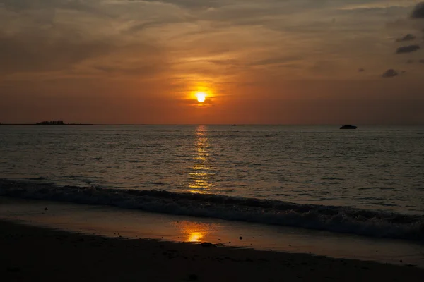 Pôr do sol do mar em Phuket, Tailândia . — Fotografia de Stock