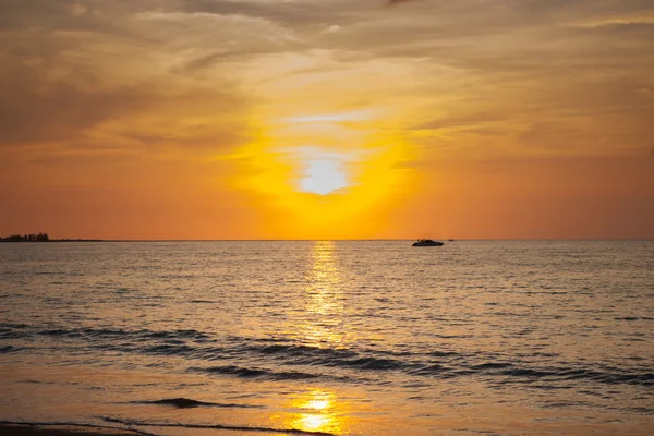 Sonnenuntergang des Meeres auf Phuket, Thailand. — Stockfoto