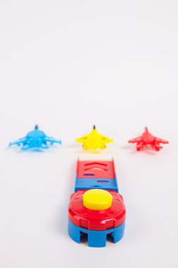 Beyaz Kağıt arka plan üzerinde oyuncak uçak 