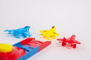 Beyaz Kağıt arka plan üzerinde oyuncak uçak 