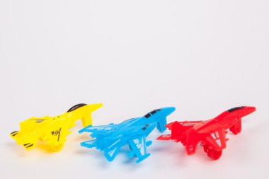 Beyaz Kağıt arka plan üzerinde oyuncak uçak 