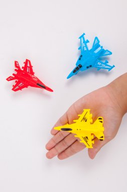 Beyaz Kağıt arka plan üzerinde oyuncak uçak 