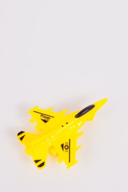 Beyaz Kağıt arka plan üzerinde oyuncak uçak 