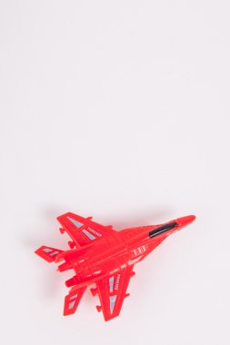 Beyaz Kağıt arka plan üzerinde oyuncak uçak 