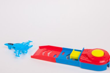 Beyaz Kağıt arka plan üzerinde oyuncak uçak 