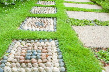 Bahçedeki taş geçit.