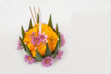 Krathong, el yüzen mum bölümü yüzen yapılan hazırlanmış.