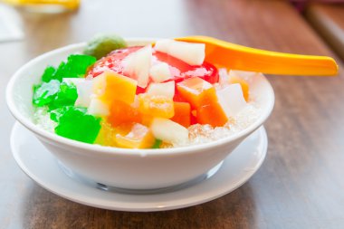 kesilmiş buz tatlı taze meyve ile 