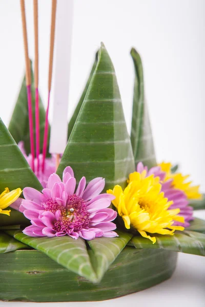 Krathong, die handgefertigte schwimmende Kerze aus schwimmendem Teil — Stockfoto