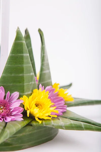 Krathong, die handgefertigte schwimmende Kerze aus schwimmendem Teil — Stockfoto