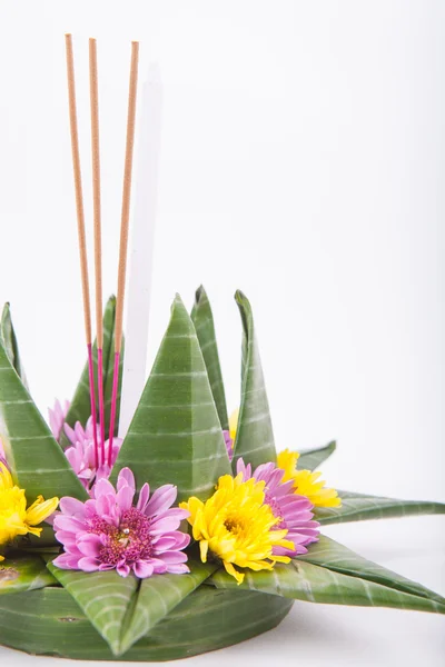 Krathong, die handgefertigte schwimmende Kerze aus schwimmendem Teil — Stockfoto