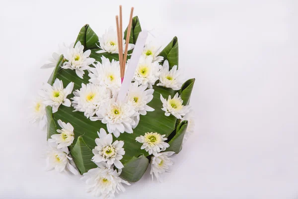 Krathong, die handgefertigte schwimmende Kerze aus schwimmendem Teil — Stockfoto