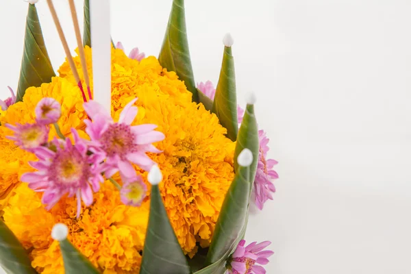 Krathong, die handgefertigte schwimmende Kerze aus schwimmendem Teil — Stockfoto