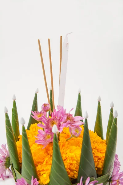 Krathong, a vela flutuante artesanal feita de parte flutuante — Fotografia de Stock