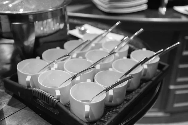 Filas de taza blanca pura y platillo con cucharadita, reflexión sobre t — Foto de Stock