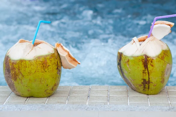 havuz kenarında içecek payet ile Hindistan cevizi 