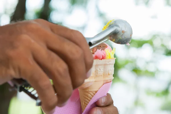 Maracujá amarelo e cones de sorvete de morango vermelho — Fotografia de Stock