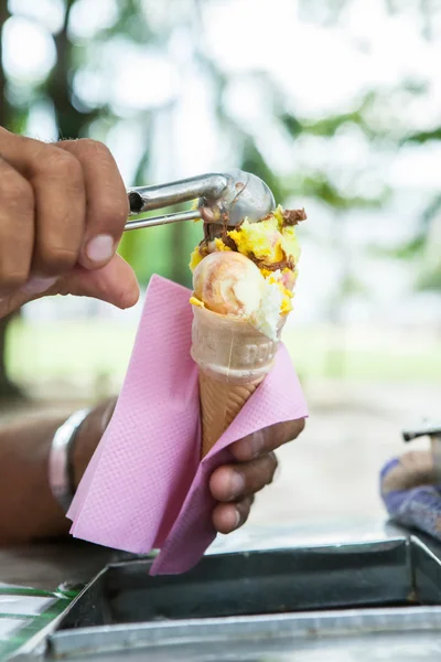 Frutto della passione giallo e coni di gelato alla fragola rossa — Foto Stock