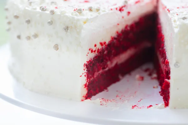 Schöne Erdbeer-Buttertorte für den Hochzeitstag — Stockfoto