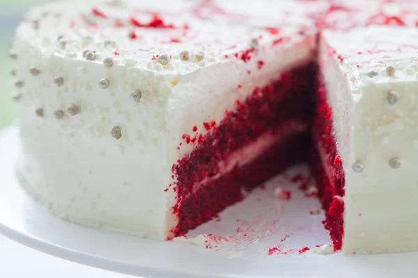 Schöne Erdbeer-Buttertorte für den Hochzeitstag — Stockfoto