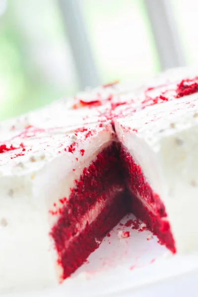 Schöne Erdbeer-Buttertorte für den Hochzeitstag — Stockfoto