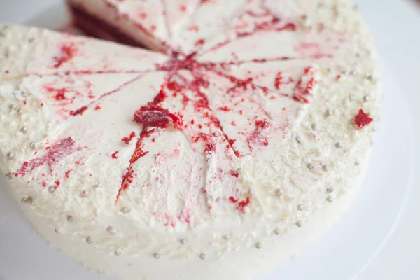 Schöne Erdbeer-Buttertorte für den Hochzeitstag — Stockfoto