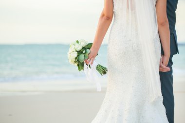 çok güzel bir gelin el beyaz gül. 