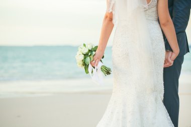 çok güzel bir gelin el beyaz gül. 