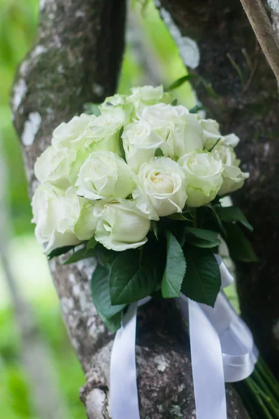 Hochzeitsstrauß aus weißen Rosen — Stockfoto