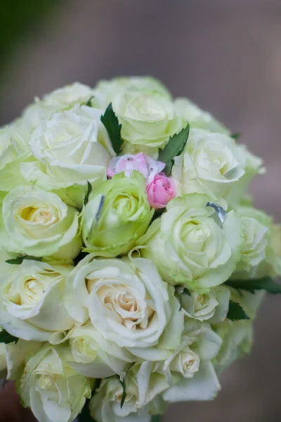 Bryllup buket af hvide roser i bruden værelse - Stock-foto
