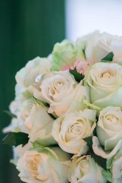 Buquê de casamento de rosas brancas no quarto da noiva — Fotografia de Stock