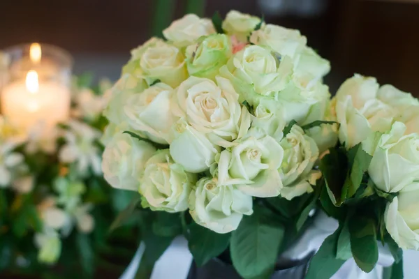 Ramo de velas y bodas de rosas blancas —  Fotos de Stock