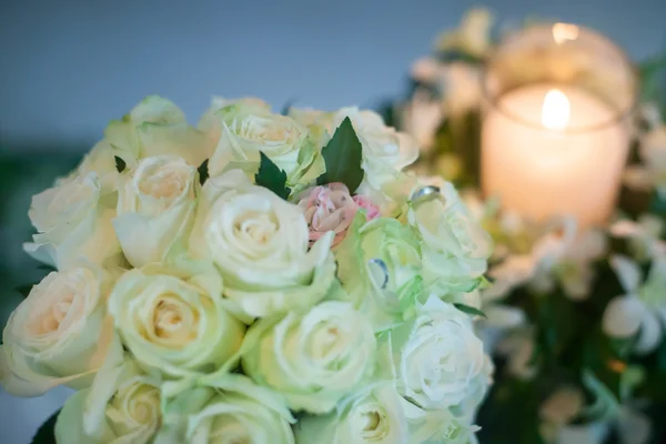 Vela e buquê de casamento de rosas brancas — Fotografia de Stock