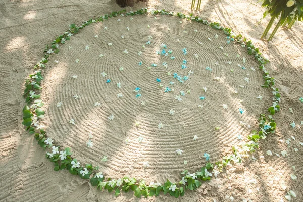 Blommigt arrangemang vid en bröllopsceremoni — Stockfoto