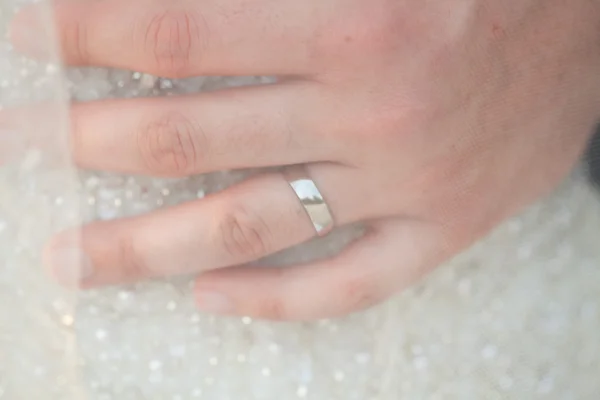一个人的手上的结婚戒指 — 图库照片