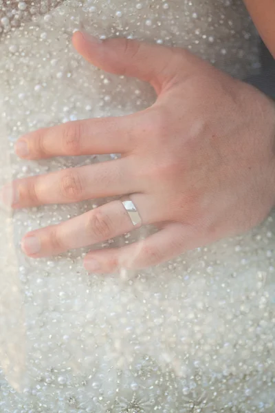 Anillo de boda en la mano de un hombre — Foto de Stock