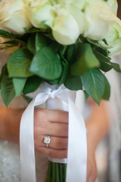 Une belle mariée avec des roses blanches à la main . — Photo