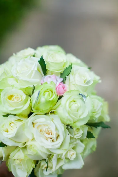 在新娘的房间里的白玫瑰的婚礼花束 — 图库照片